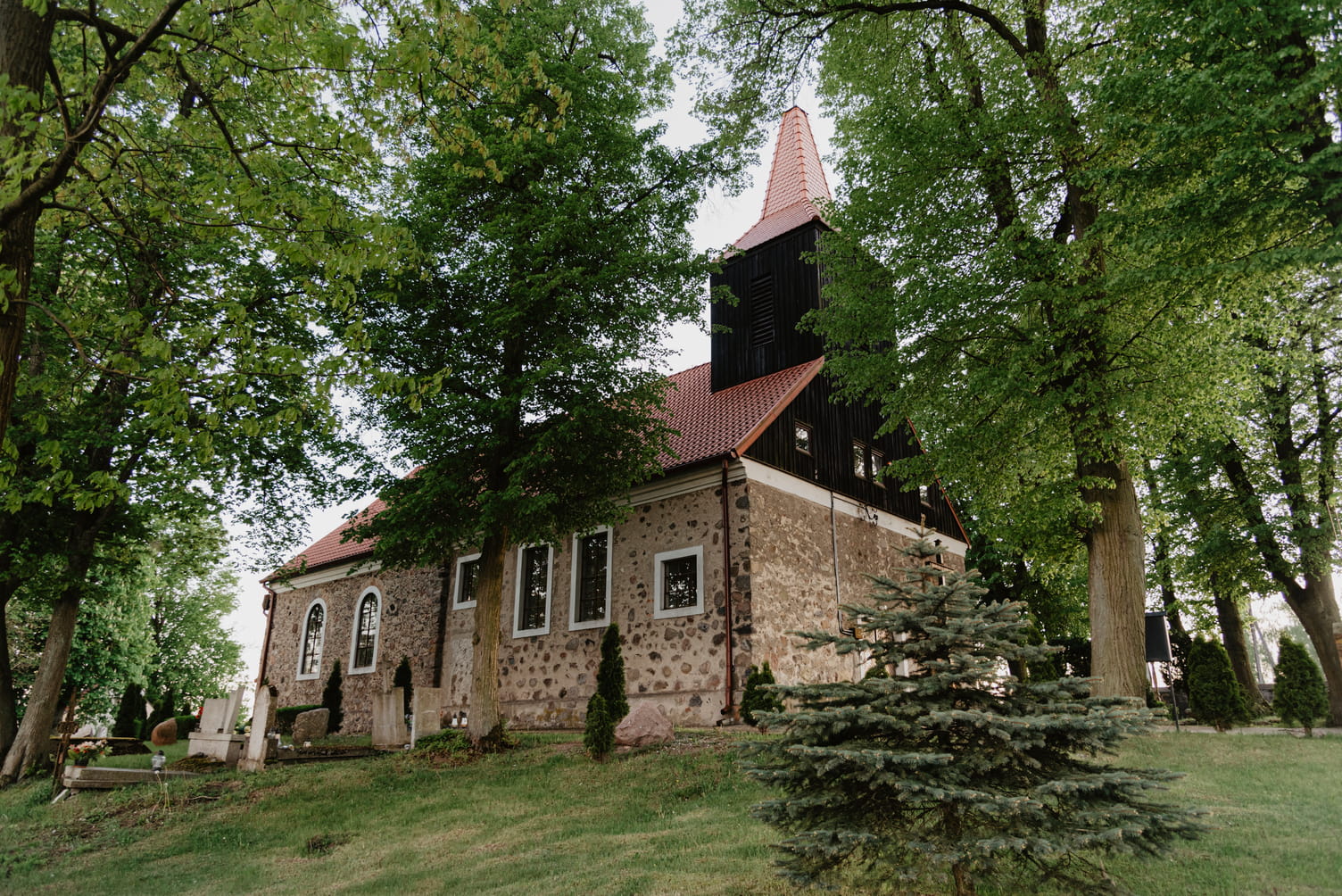 Kościół parafialny pw. św. Wawrzyńca w Kiełpinach